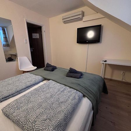 ベセス Airportmax Panzio Bed & Breakfast エクステリア 写真