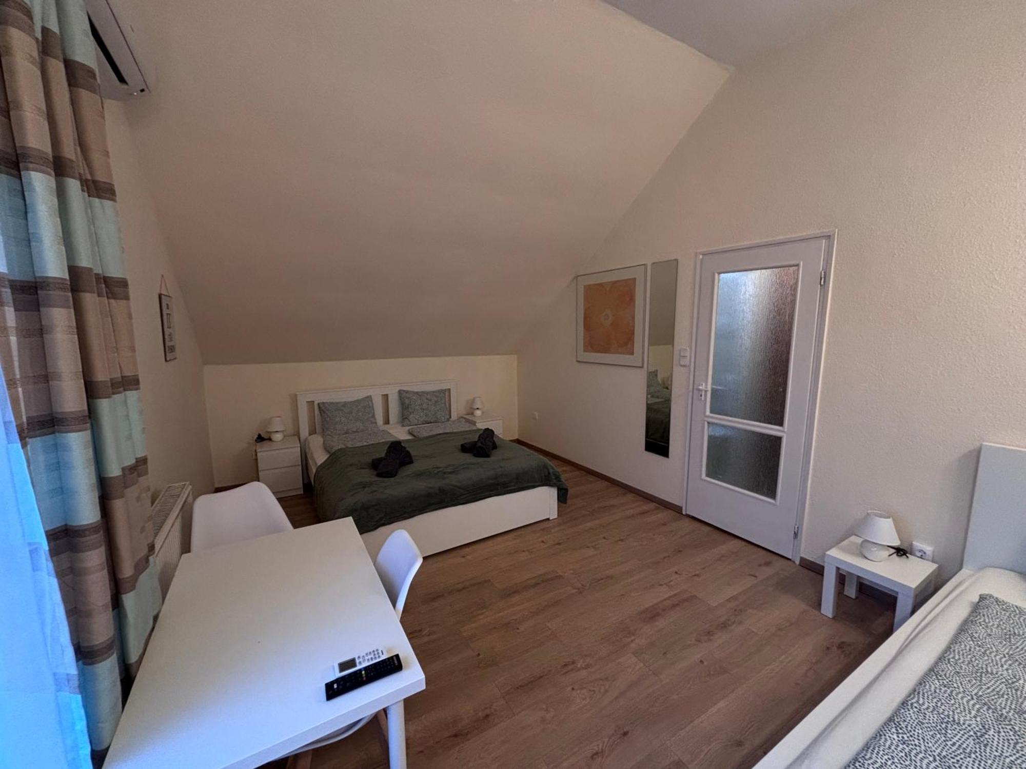 ベセス Airportmax Panzio Bed & Breakfast エクステリア 写真