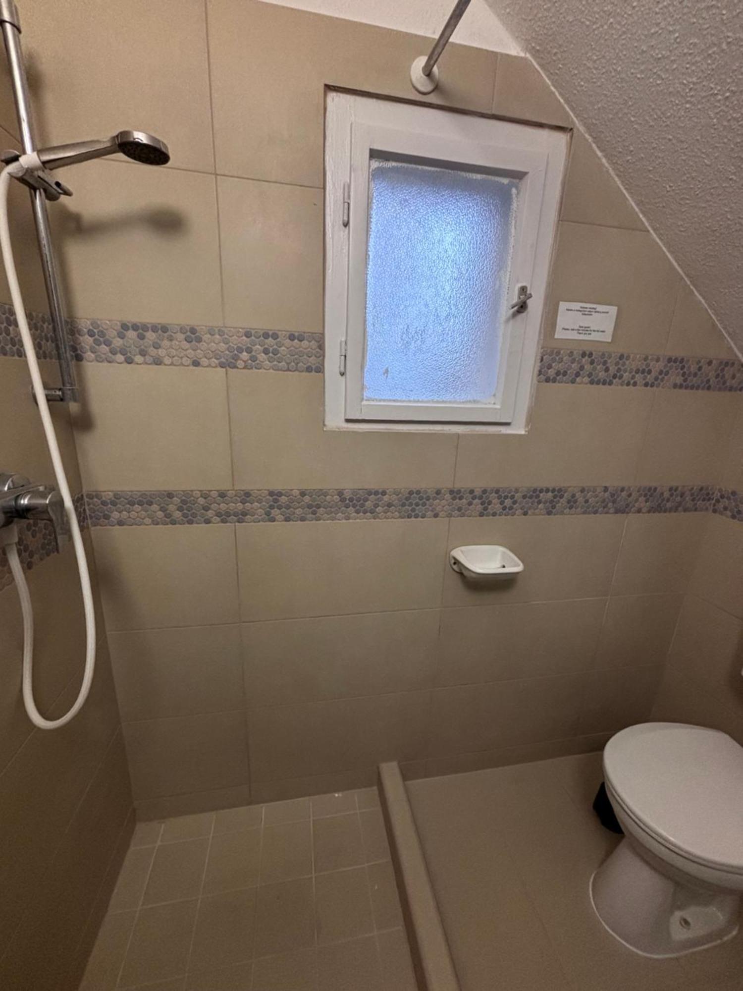 ベセス Airportmax Panzio Bed & Breakfast エクステリア 写真
