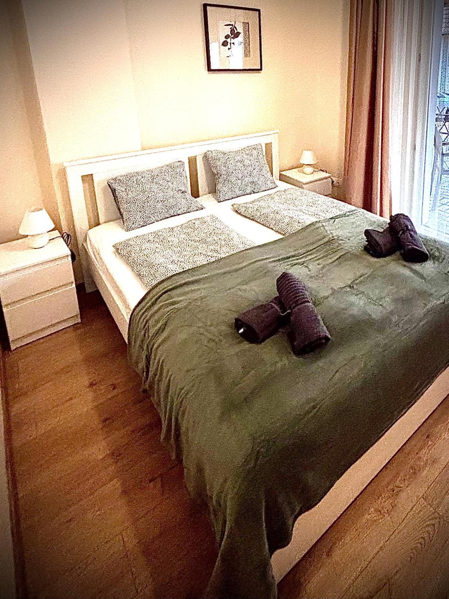 ベセス Airportmax Panzio Bed & Breakfast エクステリア 写真