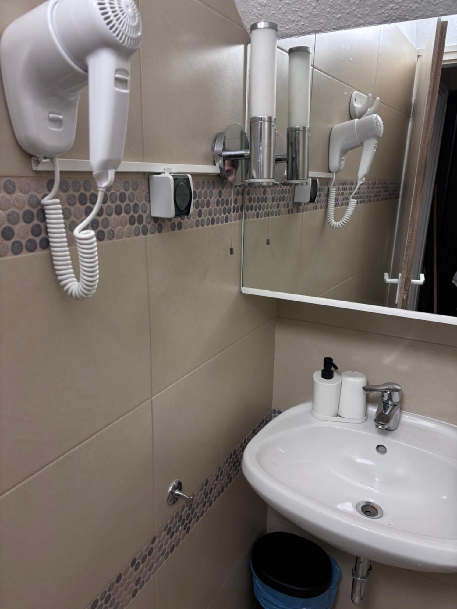 ベセス Airportmax Panzio Bed & Breakfast エクステリア 写真