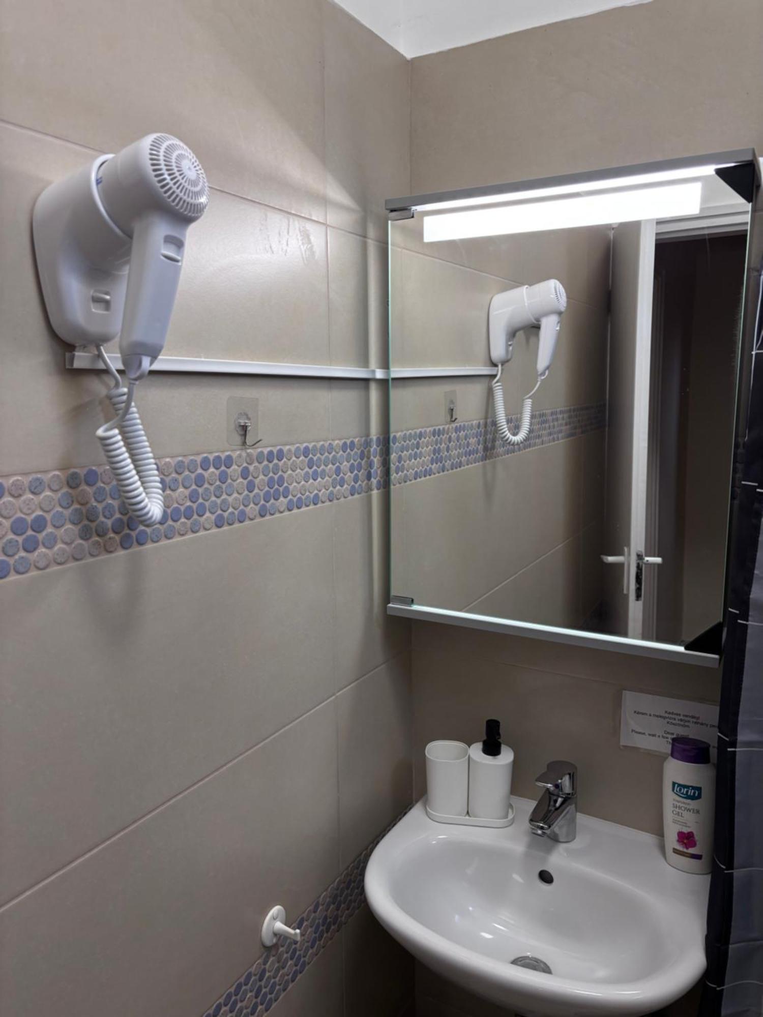 ベセス Airportmax Panzio Bed & Breakfast エクステリア 写真