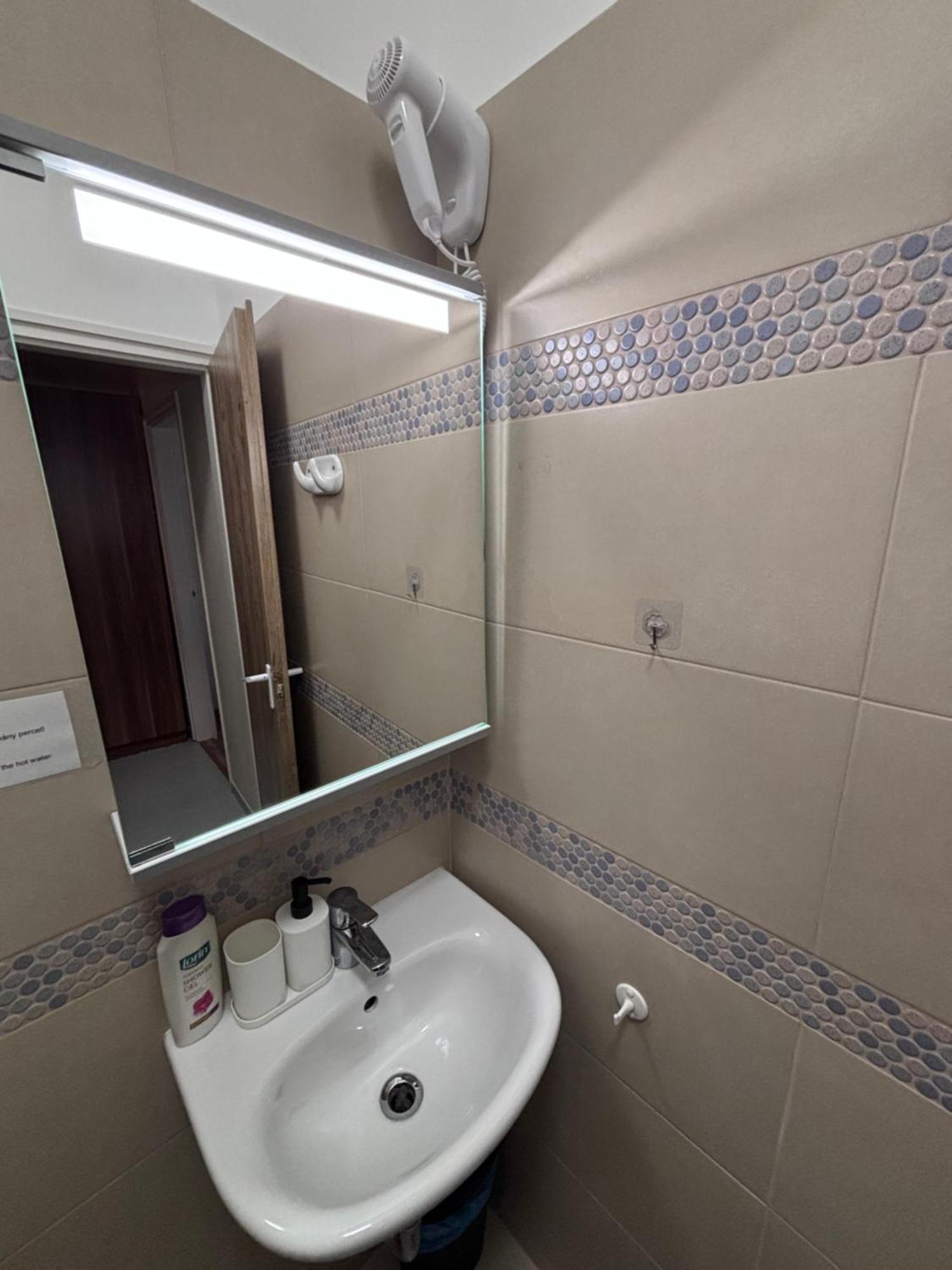 ベセス Airportmax Panzio Bed & Breakfast エクステリア 写真