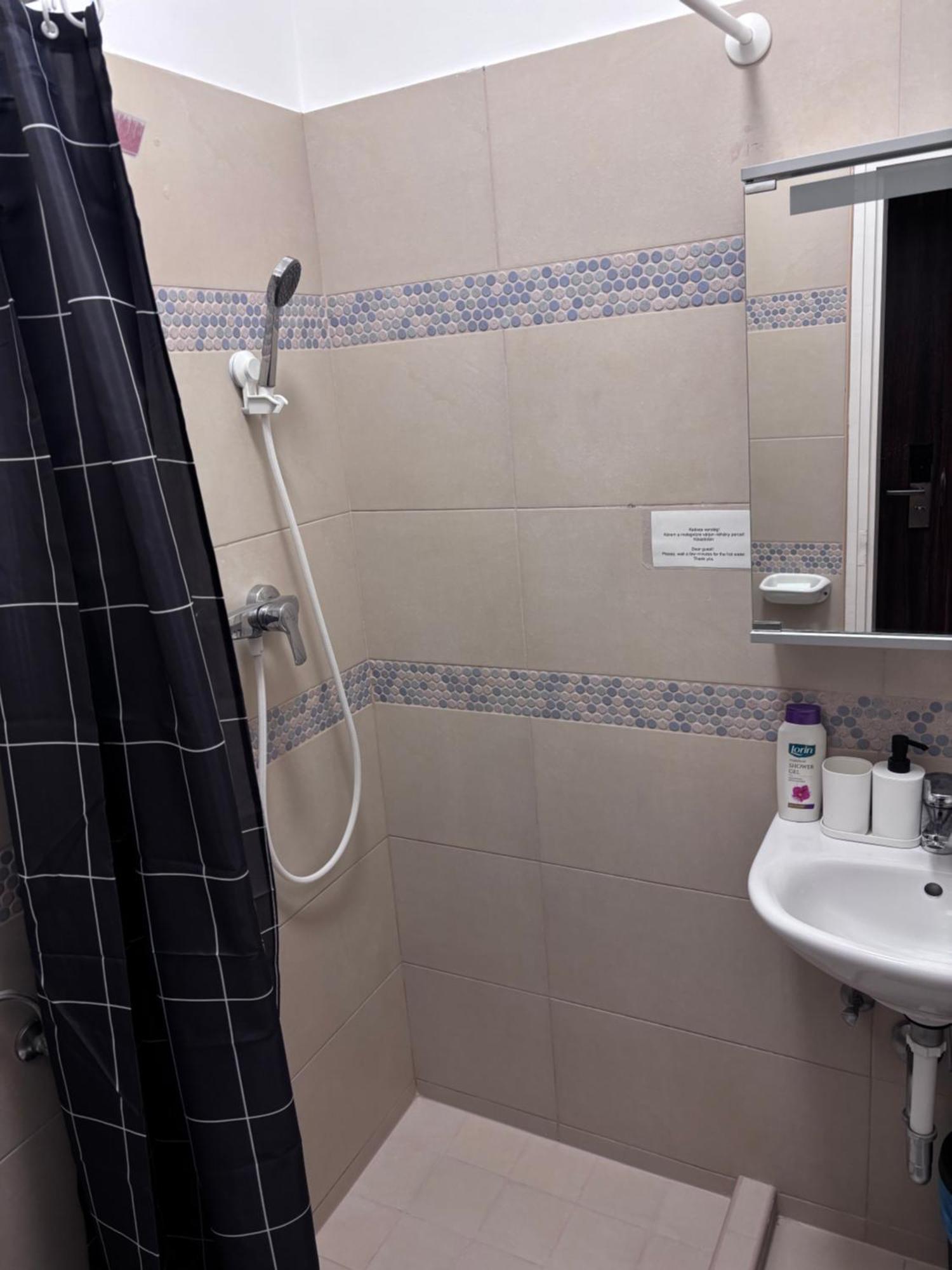 ベセス Airportmax Panzio Bed & Breakfast エクステリア 写真