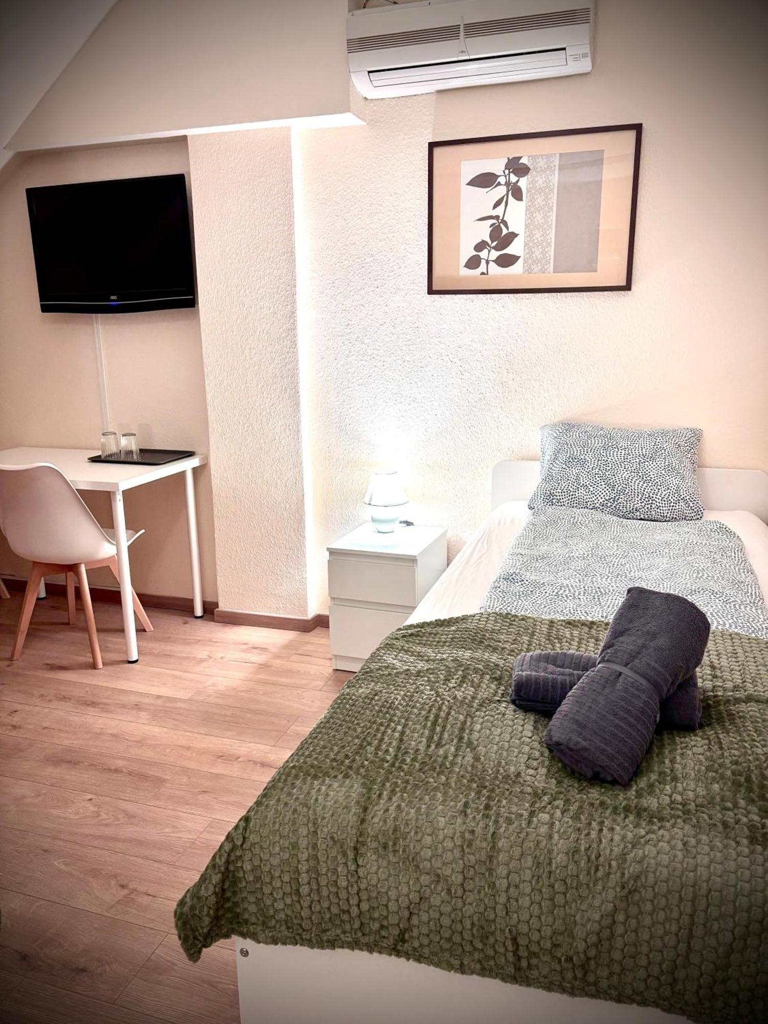 ベセス Airportmax Panzio Bed & Breakfast エクステリア 写真