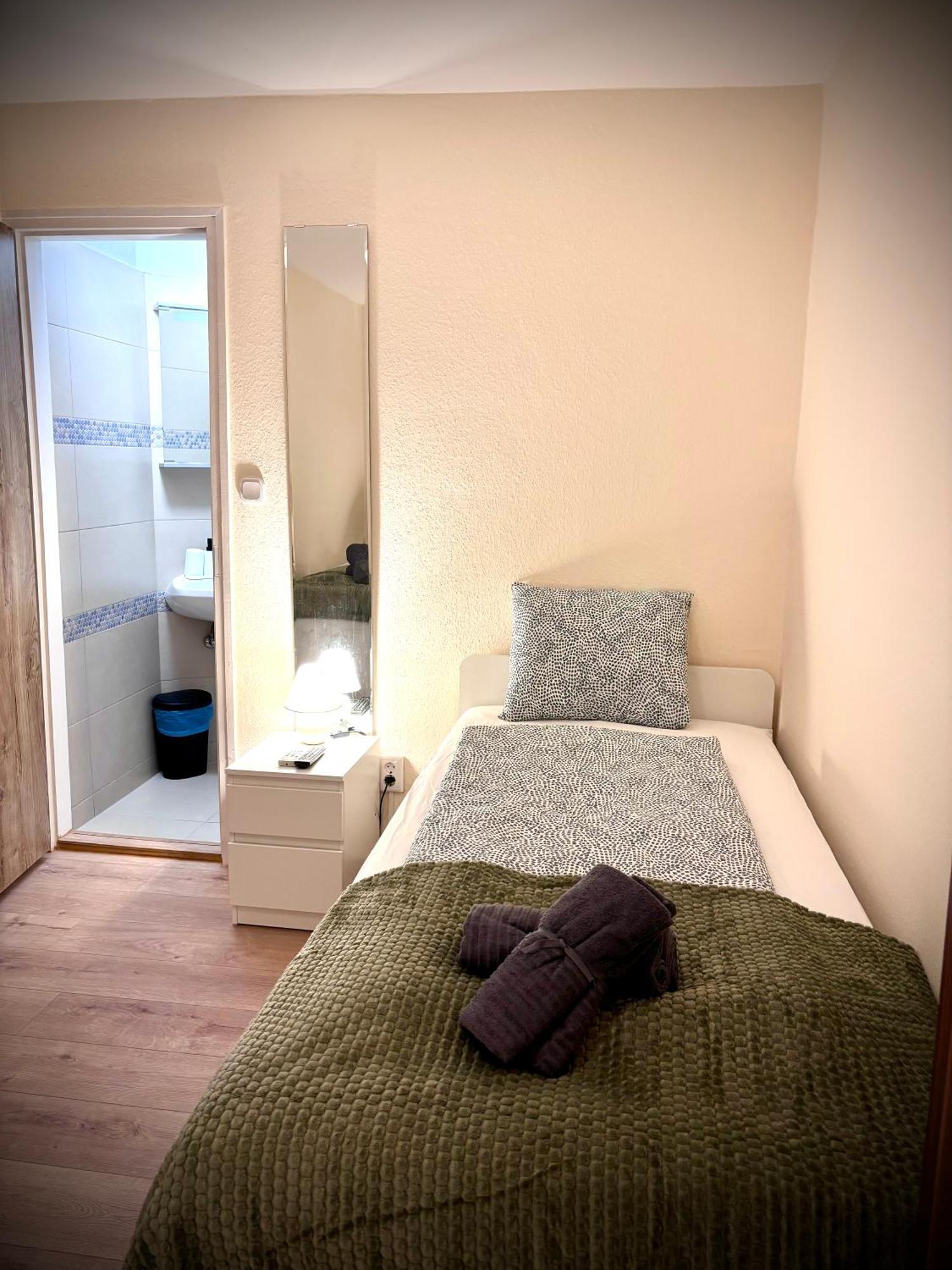 ベセス Airportmax Panzio Bed & Breakfast エクステリア 写真