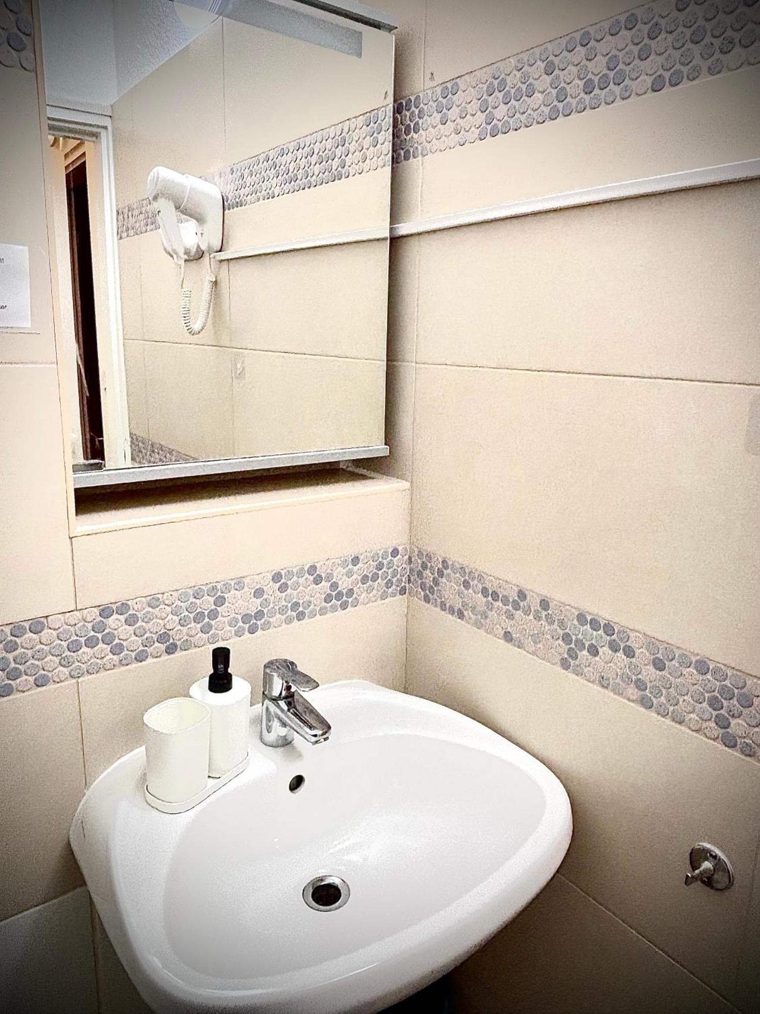 ベセス Airportmax Panzio Bed & Breakfast エクステリア 写真