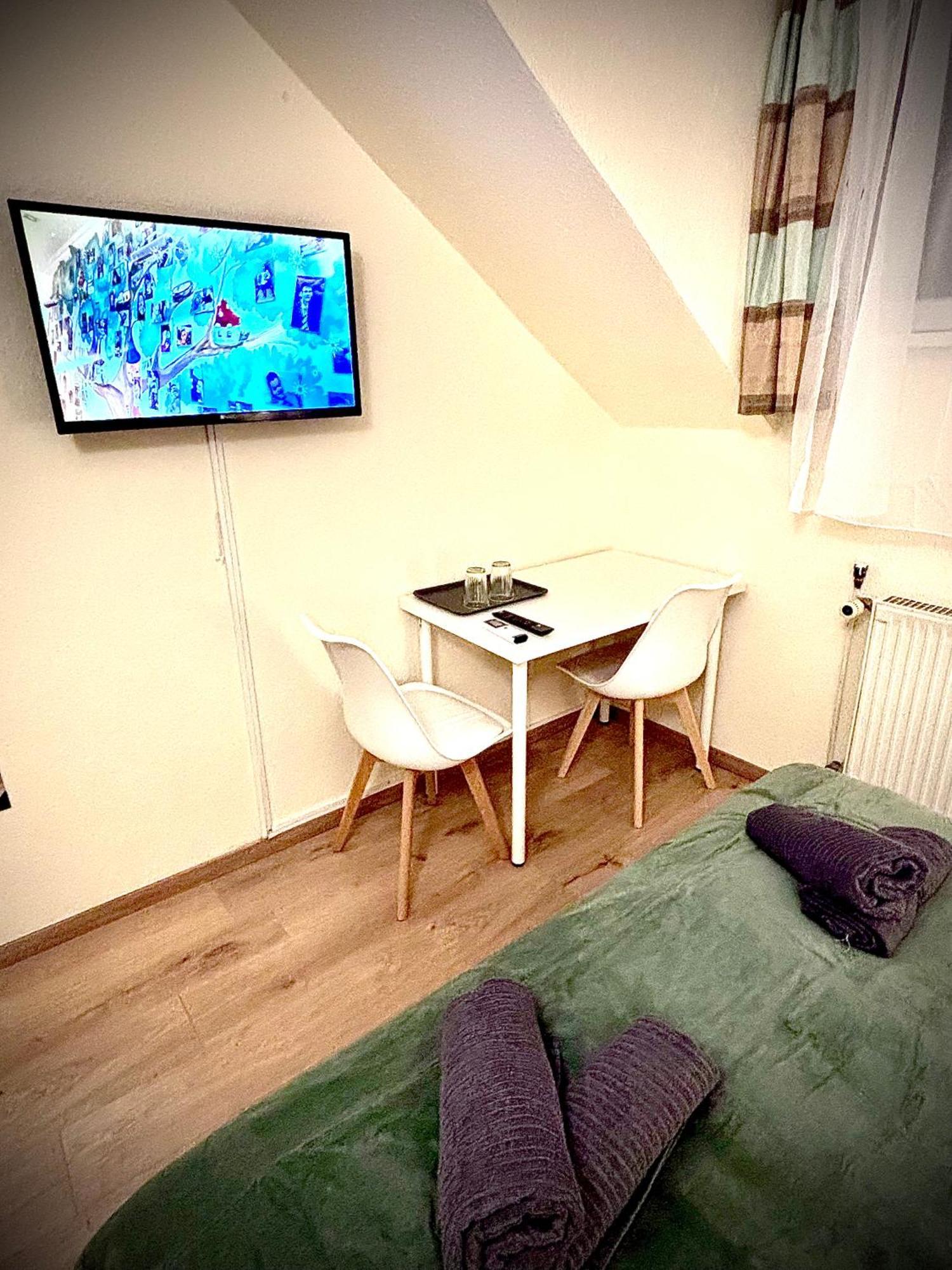 ベセス Airportmax Panzio Bed & Breakfast エクステリア 写真