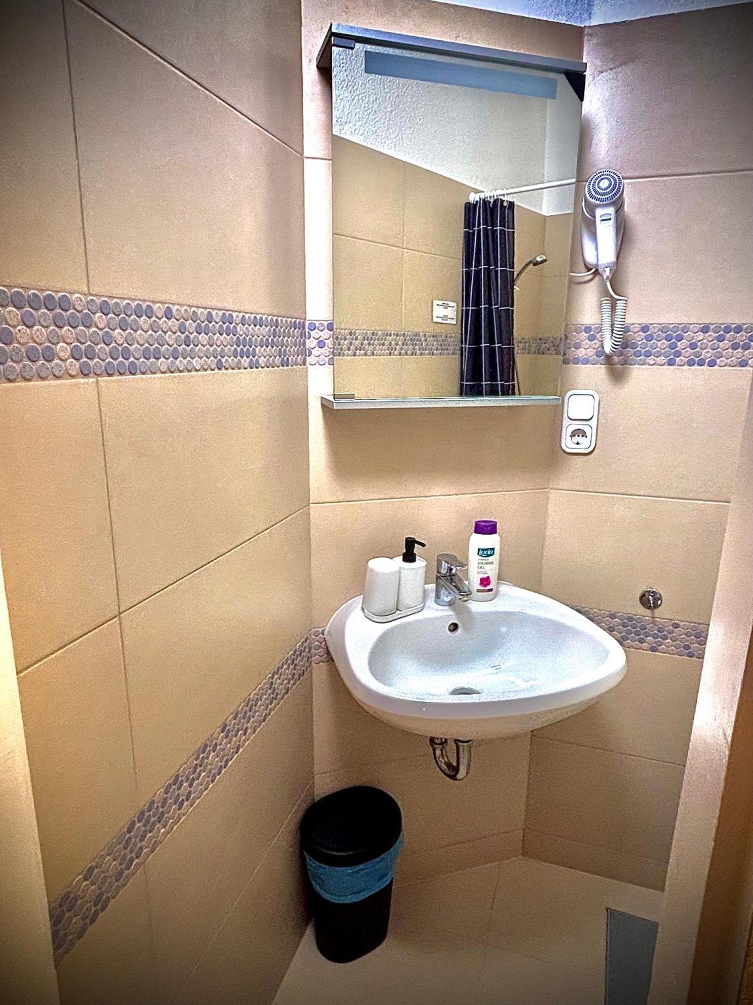 ベセス Airportmax Panzio Bed & Breakfast エクステリア 写真