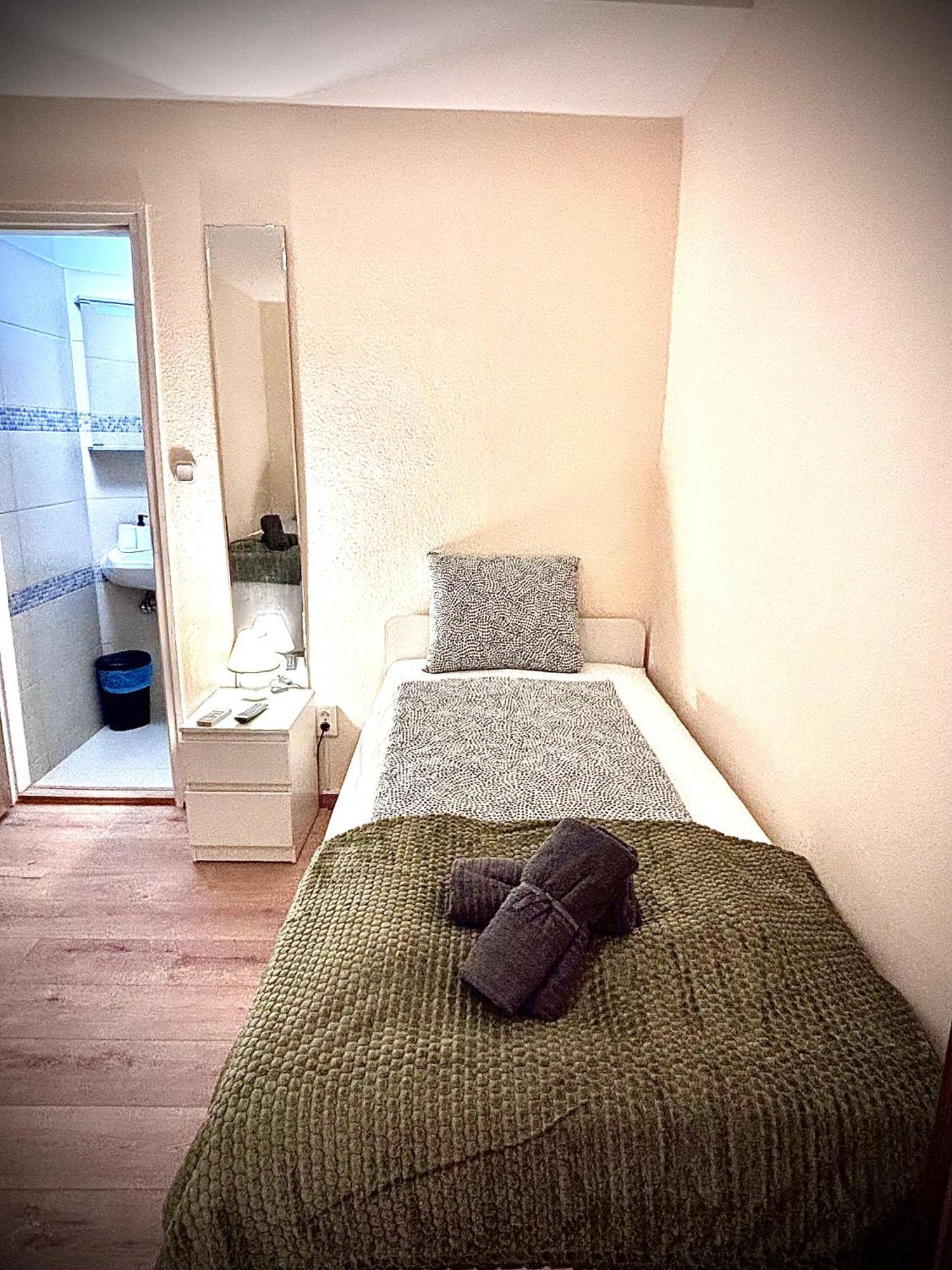 ベセス Airportmax Panzio Bed & Breakfast エクステリア 写真