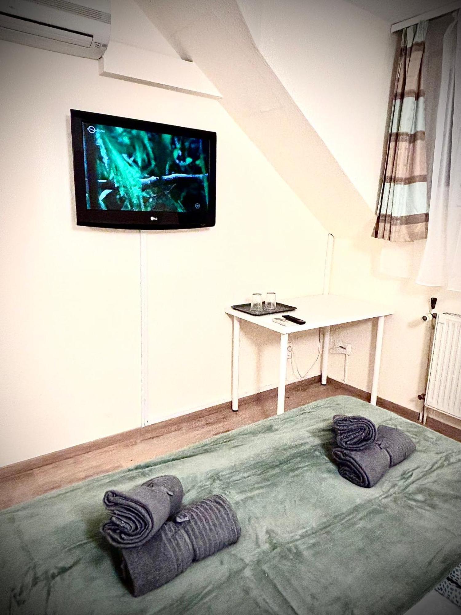 ベセス Airportmax Panzio Bed & Breakfast エクステリア 写真