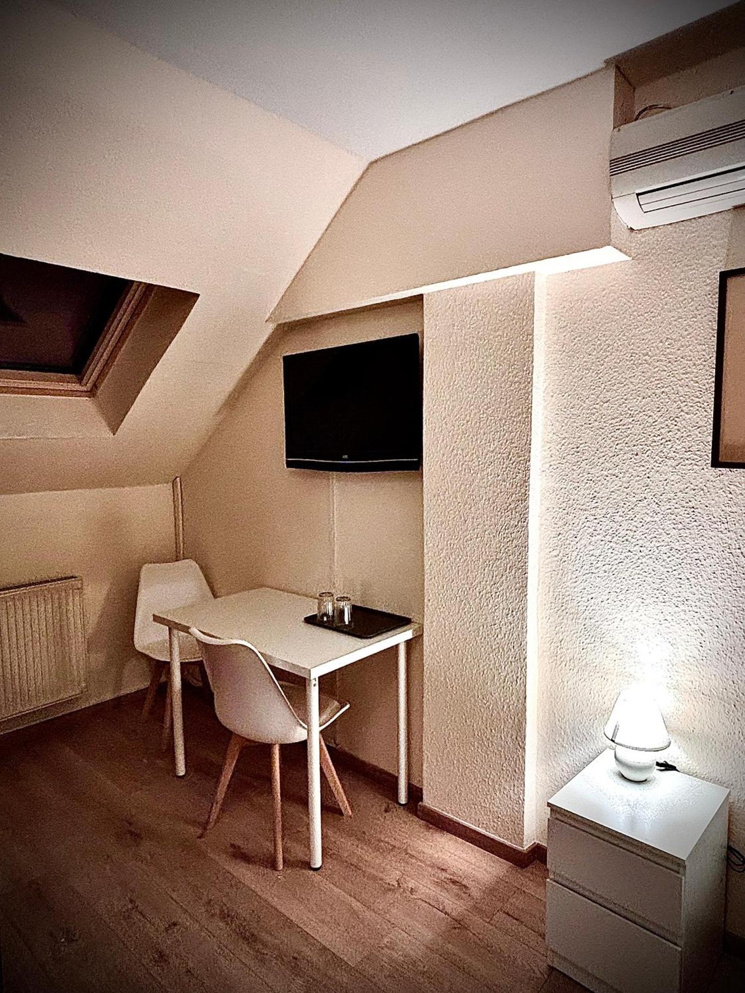 ベセス Airportmax Panzio Bed & Breakfast エクステリア 写真